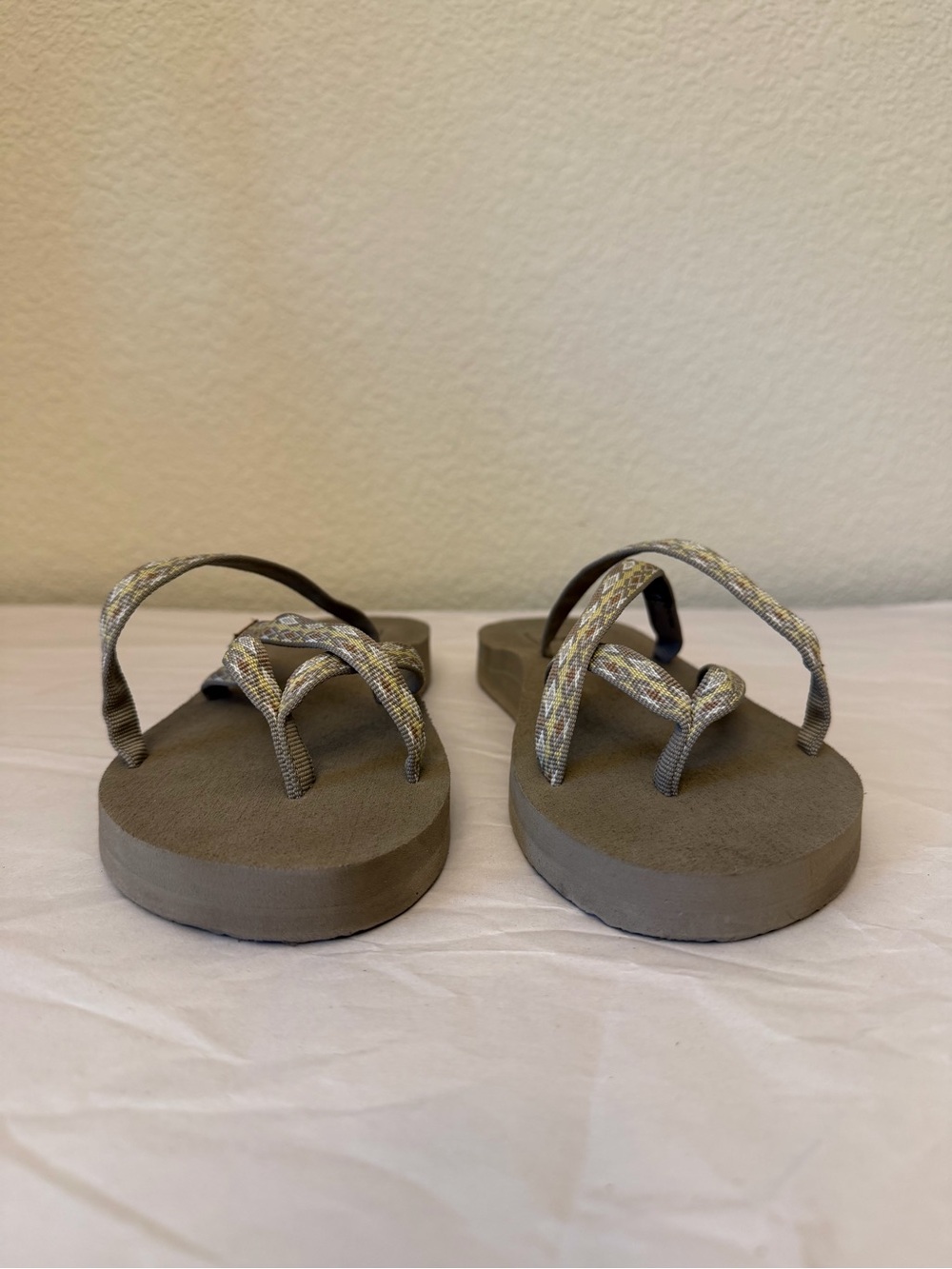 Teva OlowahuWomen’s Taupe Brown Strappy Flip Flop Sandals Sz 8 - Picture 2 of 12
